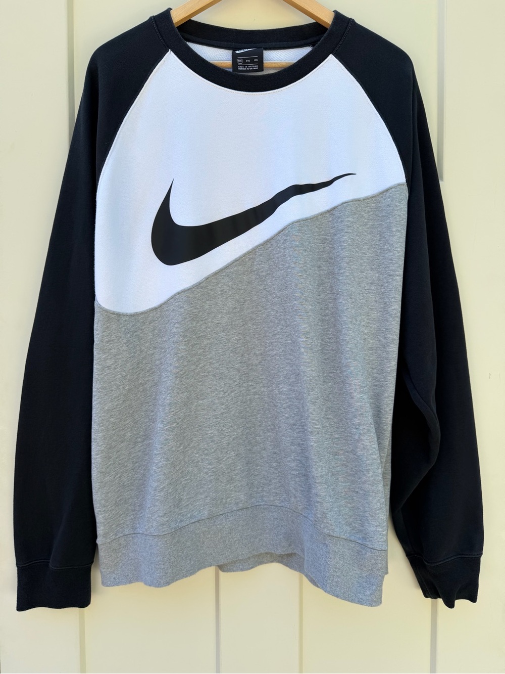 Nike Colorblock Crewneck Sweatshirt in Black, White & Gray XXL